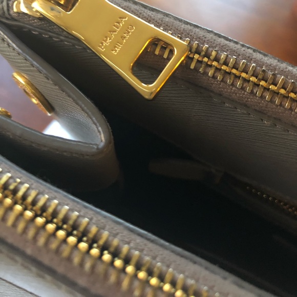 Prada Saffiano Lux Double Zip Bag - Picture 3 of 8